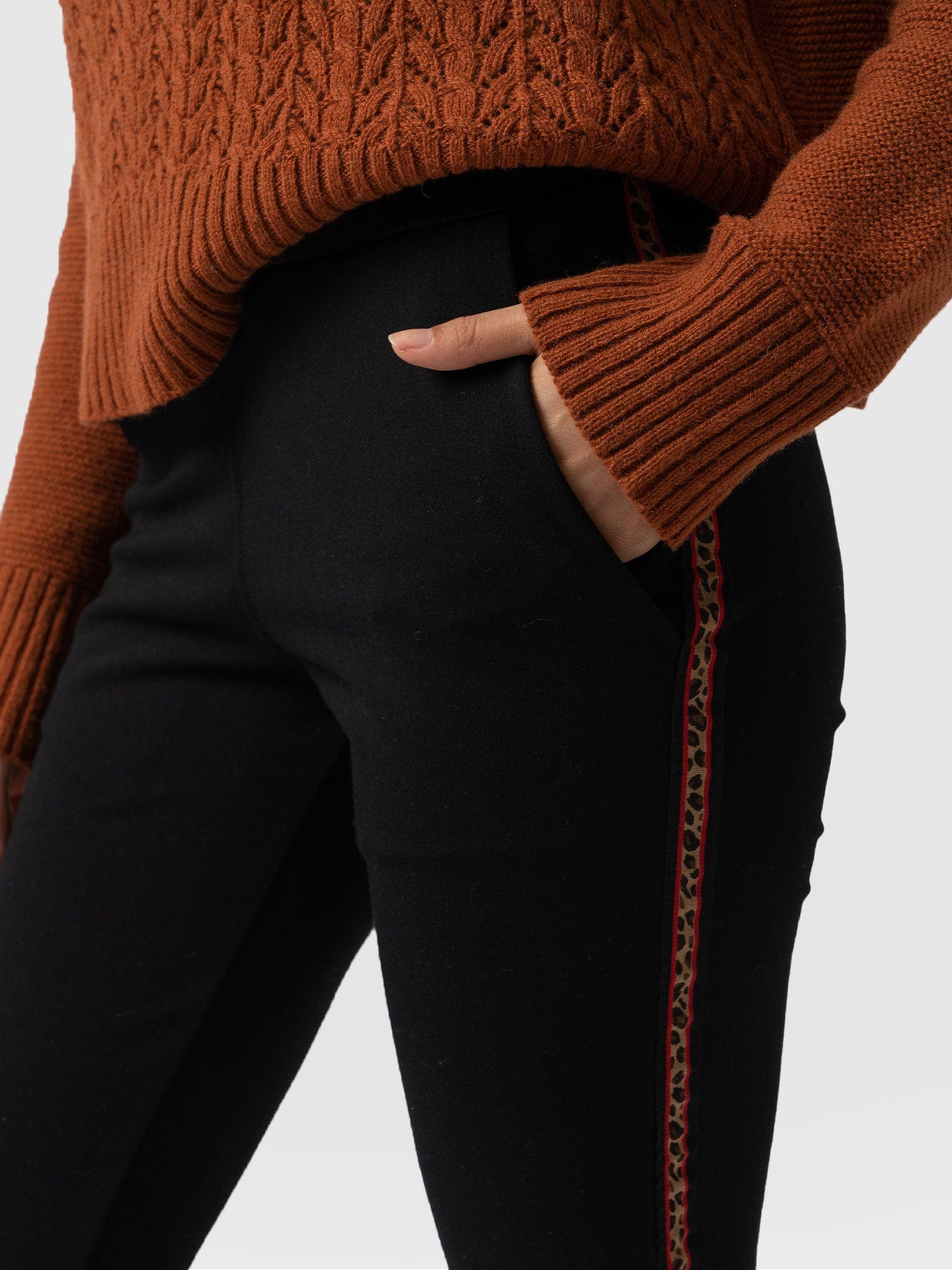 Finsbury Pant Black Leopard - Women's Trousers | Saint + Sofia® EU